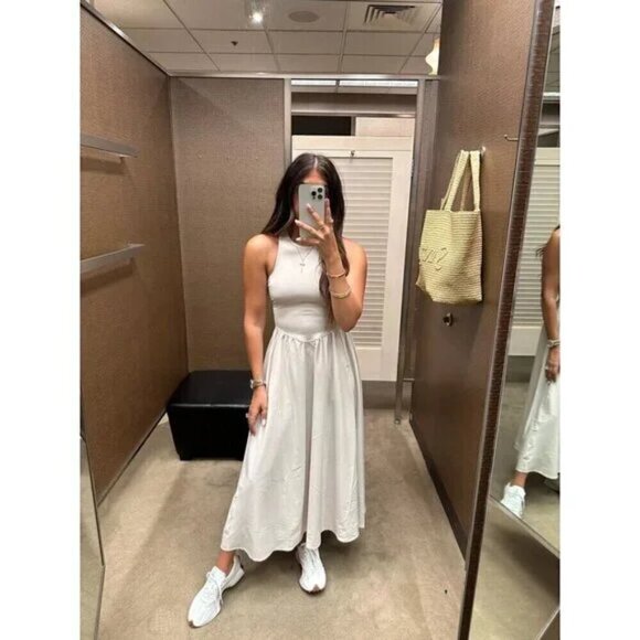 Elegant White Sleeveless Dress - Picture 3 of 16